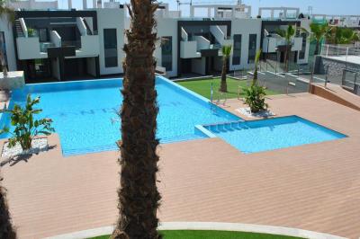 Bottenvåningslägenhet i Oasis Beach Punta Prima 8 Nº 035 in España Casas